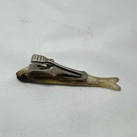 Vintage Ken Loeber Pop Art Tie Bar Clothes Clip Pin Minnow Fish Acrylic Lucite - Picture 2 of 5